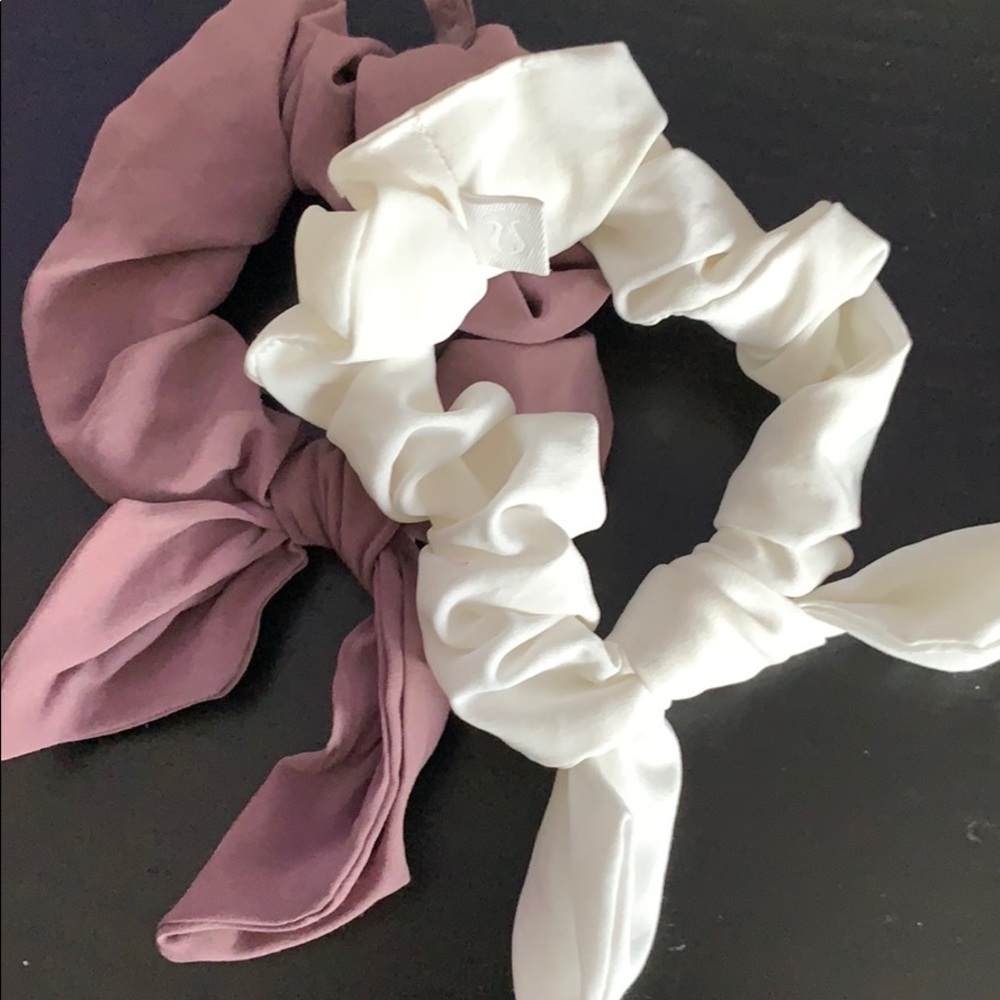 Pack of 2 lululemon scrunchies
